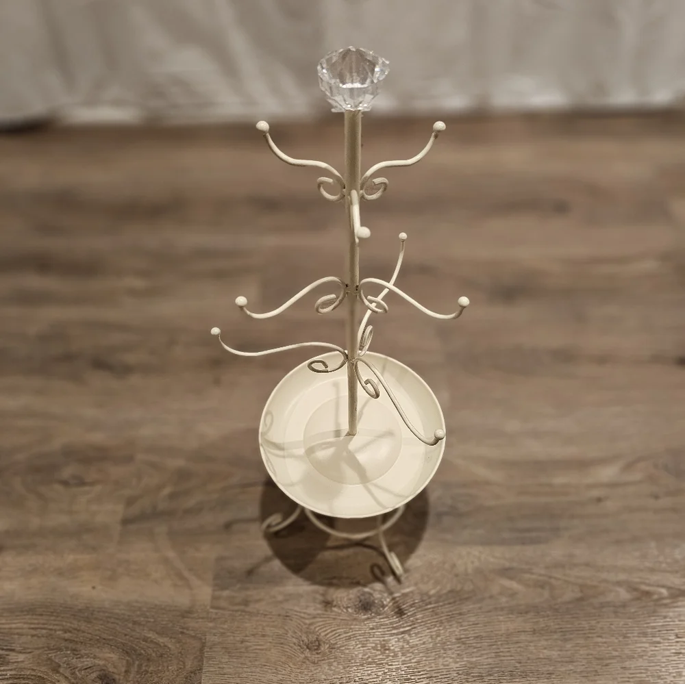 Elegant Cream‎ Jewelry Stand